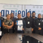 Policía de San Nicolás recibe reconocimiento por salvar a mujer de atragantamiento