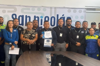 Policía de San Nicolás recibe reconocimiento por salvar a mujer de atragantamiento