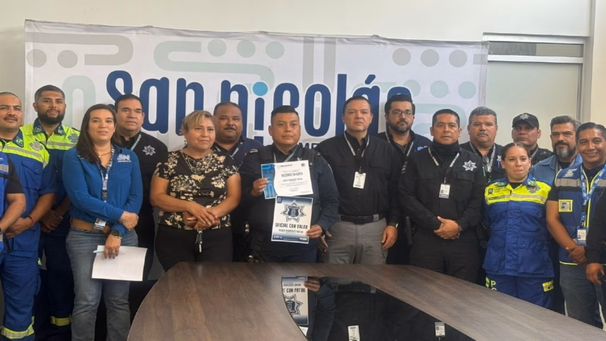 Policía de San Nicolás recibe reconocimiento por salvar a mujer de atragantamiento