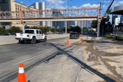 Restablece circulación en Lázaro Cárdenas tras reparación de fuga de agua