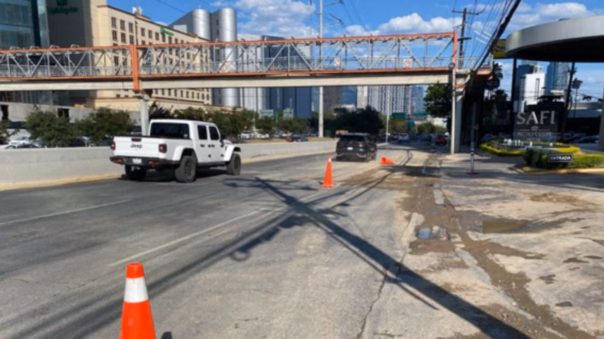 Restablece circulación en Lázaro Cárdenas tras reparación de fuga de agua