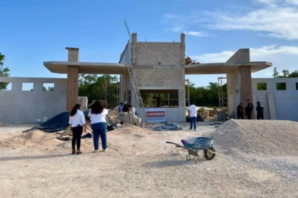 Riesgo comercial en las avenidas Huayacán y 135 en Cancún