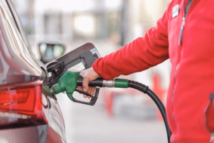 Sheinbaum confirma renovación del acuerdo para mantener gasolina en 24 pesos