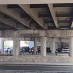 Daños en puente vehicular de Monterrey representan riesgo para automovilistas
