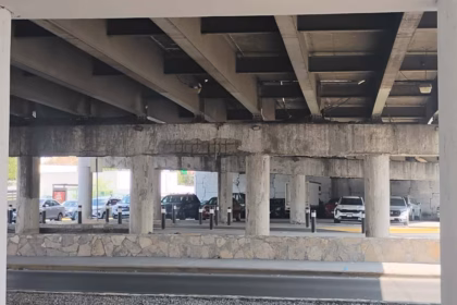 Daños en puente vehicular de Monterrey representan riesgo para automovilistas
