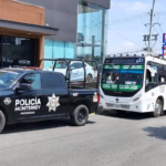 Pelea en Monterrey: Chofer y conductor se enfrentan a golpes