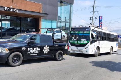 Pelea en Monterrey: Chofer y conductor se enfrentan a golpes