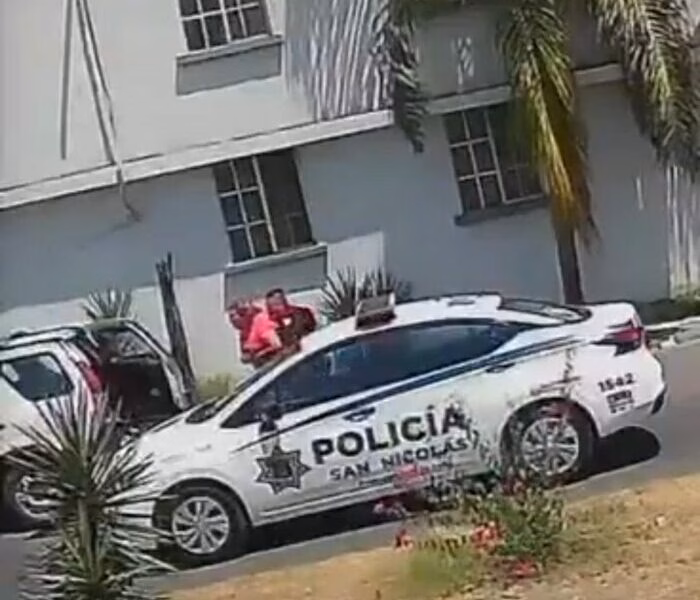 Policía ayuda a mujer que se ahogaba con totopo en San Nicolás