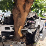 Accidente en Monterrey deja jóvenes lesionados tras choque con árbol