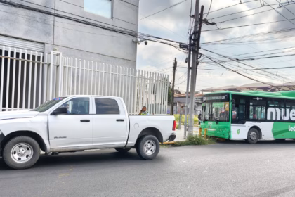 Choque entre escoltas y ruta de transporte en Monterrey deja lesionados