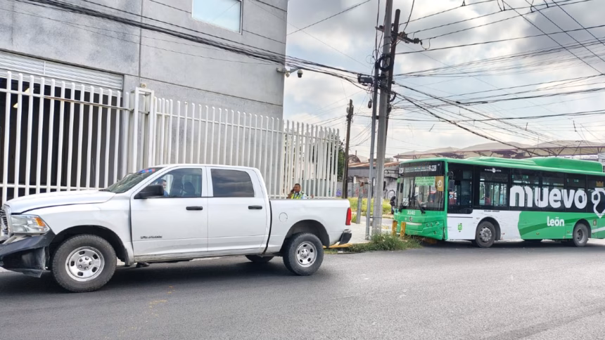 Choque entre escoltas y ruta de transporte en Monterrey deja lesionados