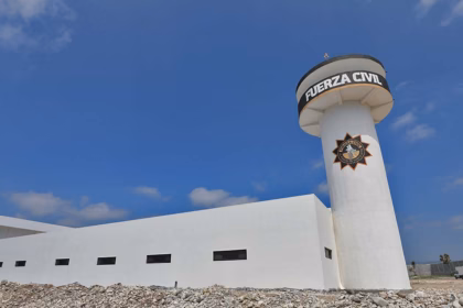 Fuerza Civil de Nuevo León supervisa compra y venta de autos en campo policial
