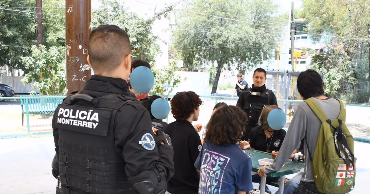 Pelean estudiantes de Prepa 9 UANL en plaza de Jardines Mitras