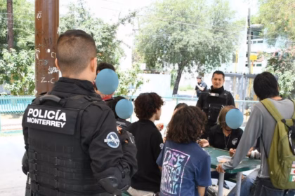 Pelean estudiantes de Prepa 9 UANL en plaza de Jardines Mitras