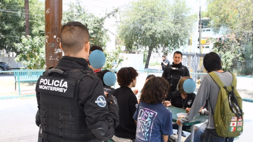 Pelean estudiantes de Prepa 9 UANL en plaza de Jardines Mitras