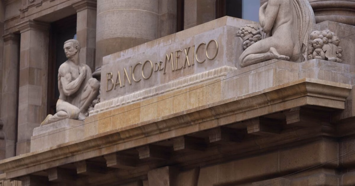 Peso se aprecia tras recorte de tasa de Banxico