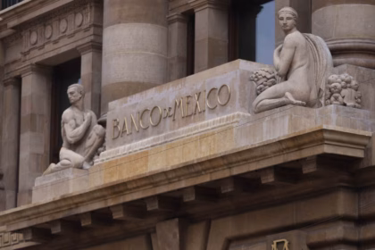 Peso se aprecia tras recorte de tasa de Banxico