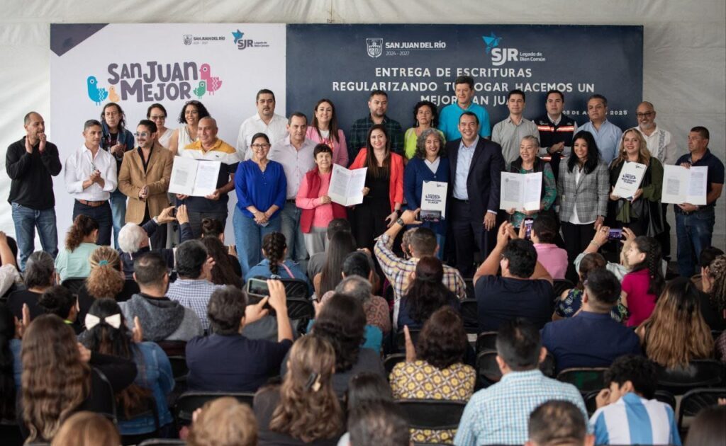 Entregan 212 escrituras a familias en San Juan del Río